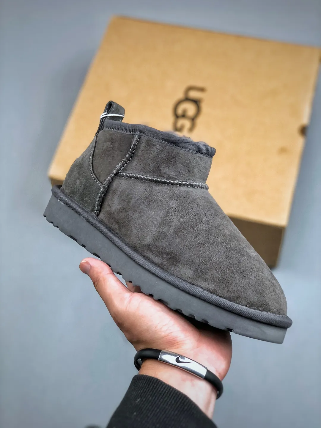 Local self-pickup 💰520 supports store placement. The top version on the market. UGG Mini thin-soled black short tube 1.5cm popular style. Produced by a major foreign trade factory in Guangzhou. Real sheep fur from toe to insole. Independent outer box packaging. Chip. Waterproof process. Different from any version on the market. 3cm thick sole, independently developed outsole, cashmere insole, keeping warm in winter, suitable for home use. In the new year, uug has launched a style series, which is partially geared towards the preferences of young consumers. It has also moved to the forefront of fashion trends. Shoe body material, water-repellent coated suede upper, 17mm UGGPURE™ implanted wool insole, lightweight non-slip and comfortable rubber outsole, with brand LOGO, and full packaging. Size: 35-44